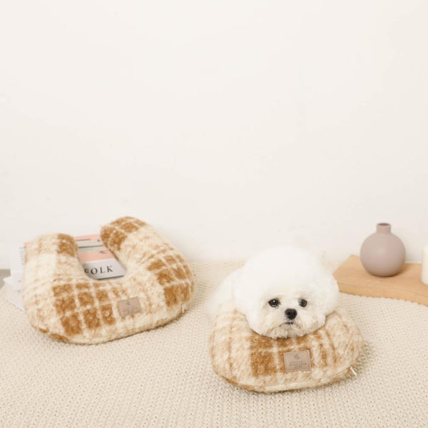 Check bore chin -on cushion pillow