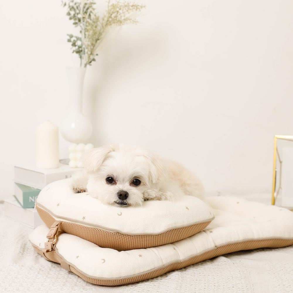 星星和月亮图案带绒毛口袋的宠物车垫枕